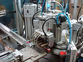 Máquina intermitente para el montaje de un tapón de vinagre con componentes orientados a 10,000 pph